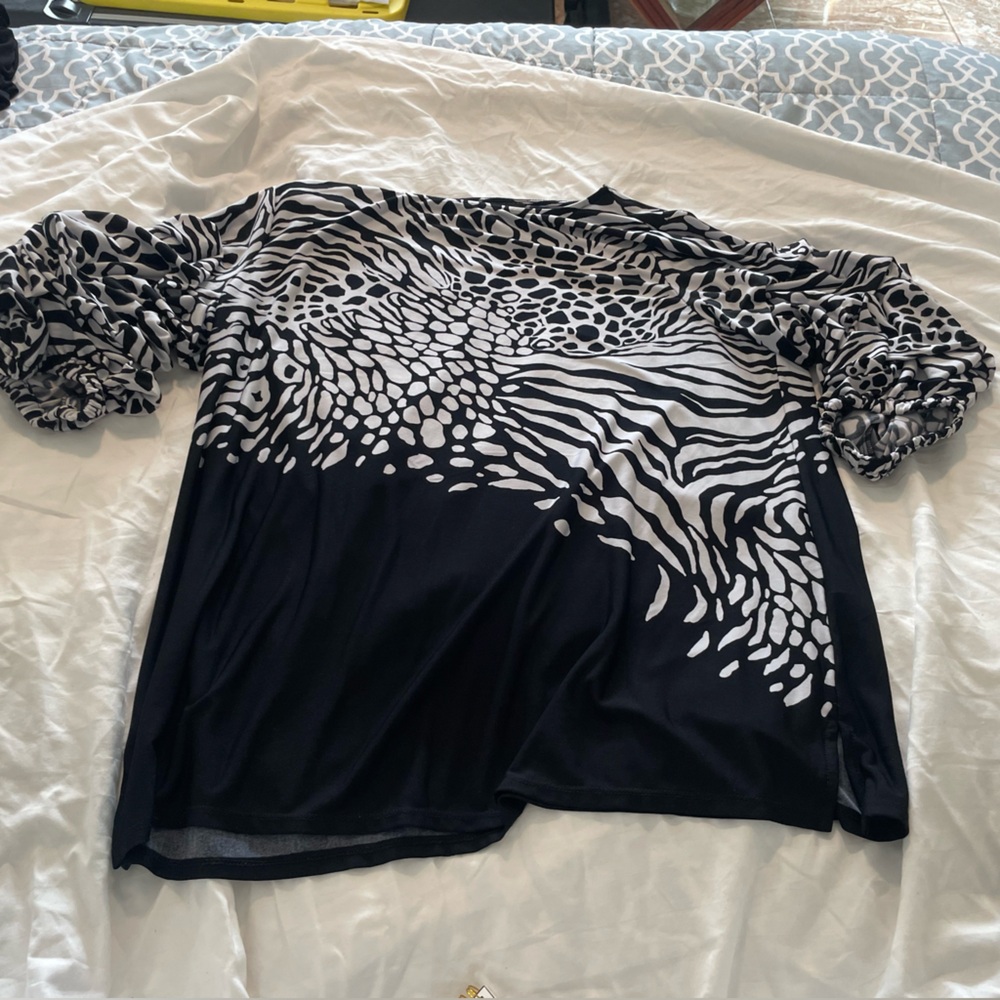 Black and White Graphic 3/4 Sleeve Blouse